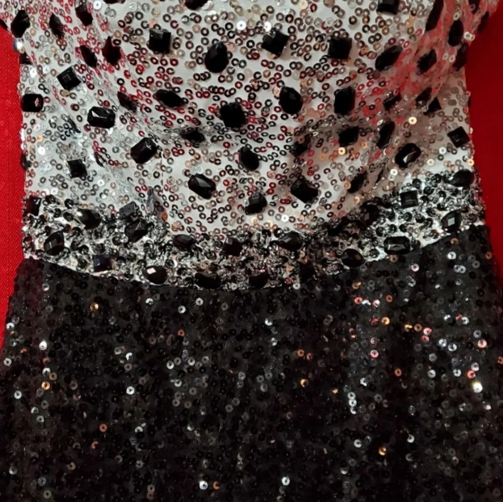 Steapless Black and white prom dress.